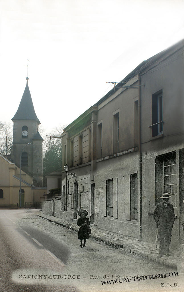 La rue de l'église et la Mairie à à Aujourd'hui