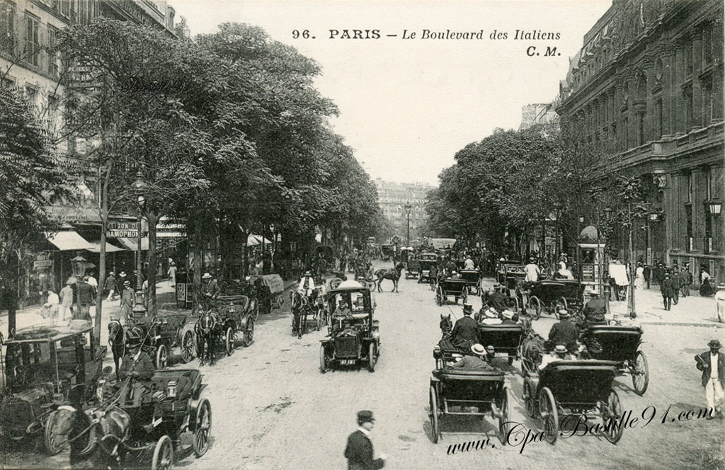 Les Fiacres en 1900 sur le Boulevard des Italiens | Cartes Postales  Anciennes