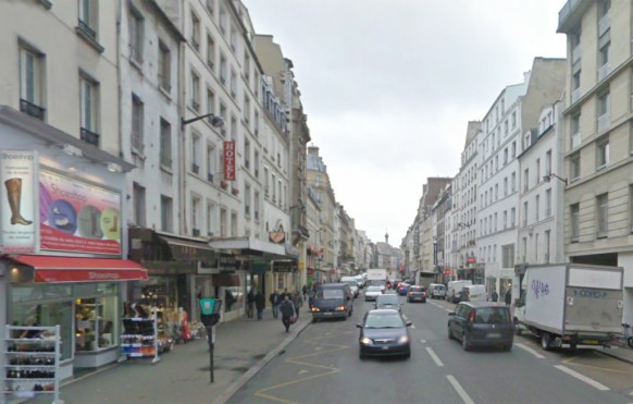 Une-vue-Google-maps-de-cet-endroit-100-ans-après-l'édition-de-cette-carte-postale-de-la-rue-du-faubourg-Saint-Antoine