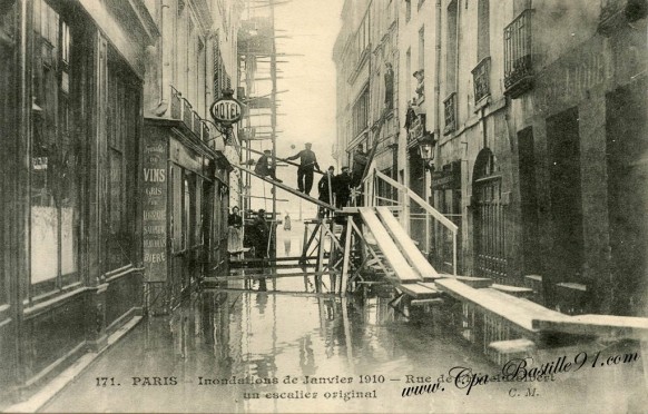 Paris- inondation de janvier 1910 - Rue de l'hotel Colbert - Un escalier original