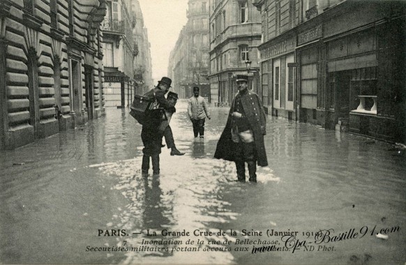 07arrt-paris-La grande crue de la seine- secouristes militaires portant secours aux habitants