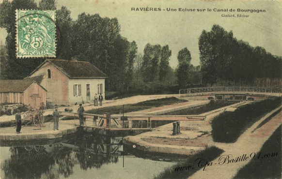 Ravieres une écluse sur le canal de Bourgogne