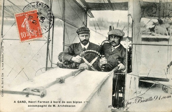 A-Gand-Henri-Farman-a-bord-de-son-biplan.