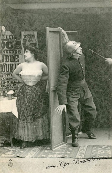 carte postale ancienne-Pompier et femme