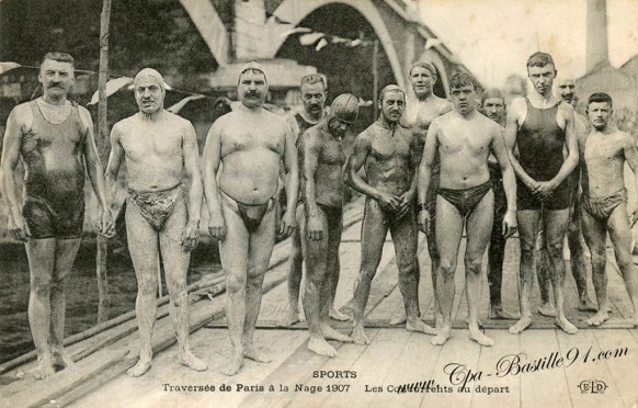 Traversée de Paris à la nage 1907-Les concurrents au départ