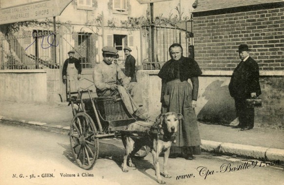 45-Carte postale ancienne-Gien-Voiture a Chien