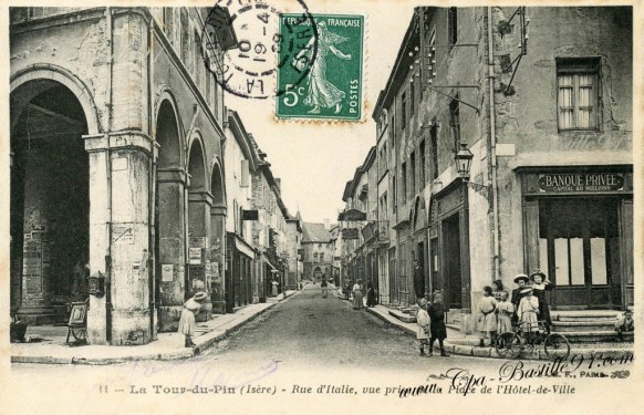 Carte postale ancienne-La tour-du-Pin- rue d'italie