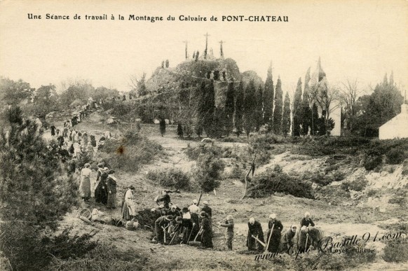 Carte-Postale-Ancienne- Calvaire de Pont-Château-Une séance de travail à la montagne