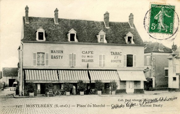 Montlhery-Place-du-Marché-Cafe-du-Midi-Maison-Basty-