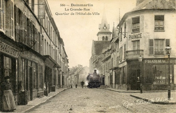 Dammartin - La-grande rue et sa locomotive