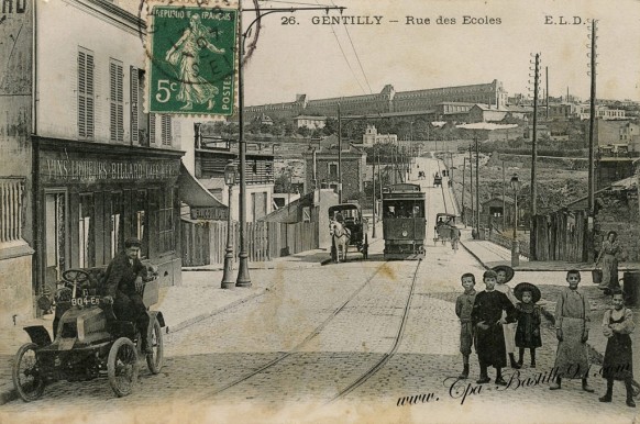 Gentilly-Rue-des-écoles-voiture-Tramway-Attelage