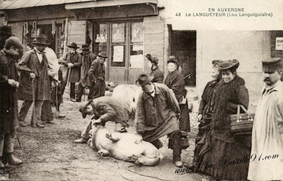 Carte-Postale-Ancienne-Le Langueyeur de Porc