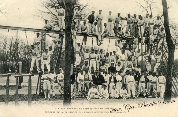 Ecole normale de Gymnastique de Joinville - Groupe d'officiers au portique