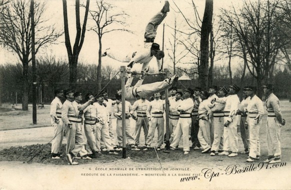 Ecole normale de Gymnastique de Joinville en 1900 – Groupe d’officiers au portique