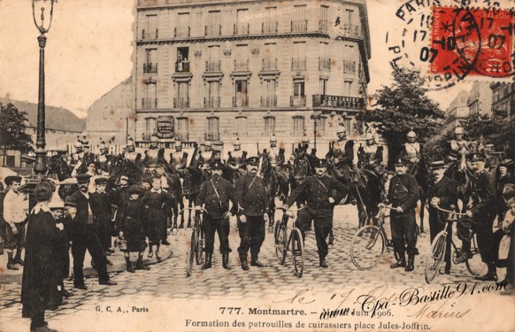 Montmartre-mai-Juin-1906-Formation-des-patrouilles-de-cuirassiers-Place-Jules-Joffrin