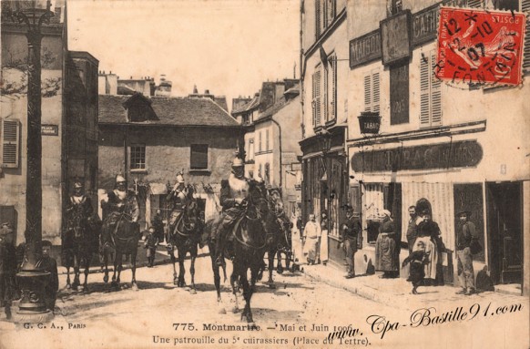 Montmartre-mai-Juin-1906-Une-patrouille-du-5-cuirassiers-Place-du-Tertre