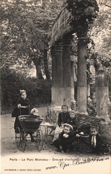 Le-Parc-Monceau-Groupe-denfants-la-Colonnade