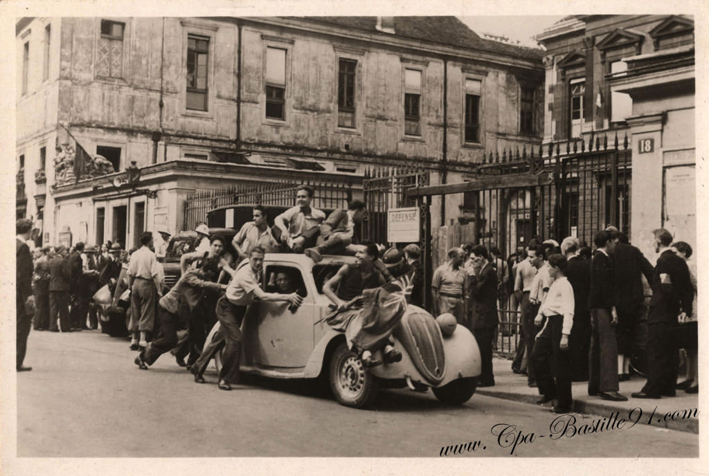 Carte-Postale-Ancienne-Photos-Lib%C3%A9ration-de-Paris-Alerte-%C3%A0-la-Mairie-du-XVIIe.jpg