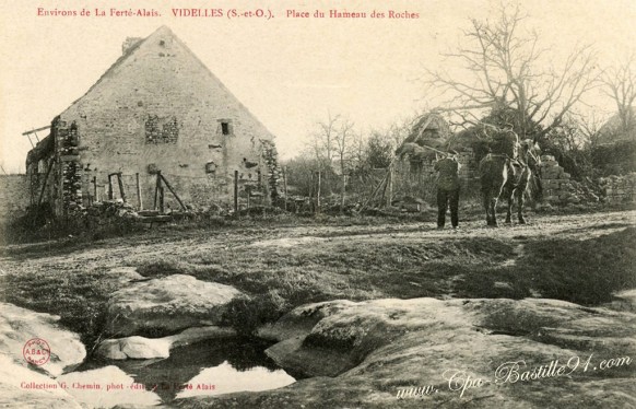 Videlles-Place-du-Hameau-des-Roches