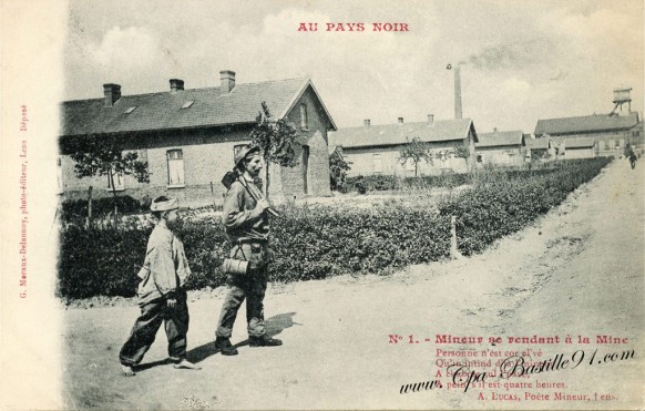 Carte Postale Ancienne-Au Pays noir-Mineur se redant à la Mine
