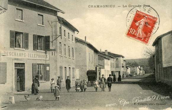 Chamagnieu-La grande Rue 