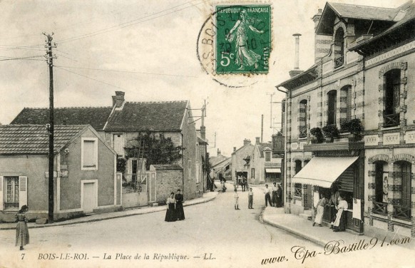 Bois-le-Roi-La-Place-de-la-république