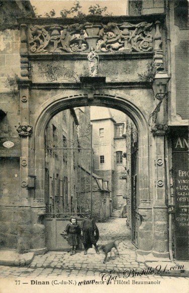 Dinan-La-porte-de-lhotel-Beamanoir