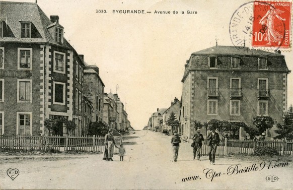 Carte-Postale-Ancienne-Eygurande-Avenue de la Gare