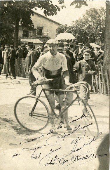 cycliste des années 1900 à la course du Lyon républicain de 1908