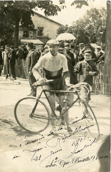 cycliste des années 1900 à la course du Lyon républicain de 1908