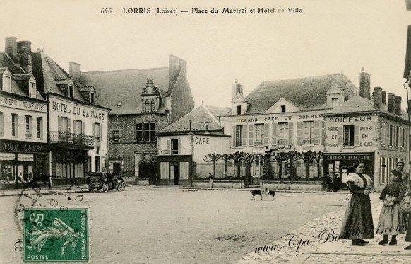 Lorris-Place-du-Martroi-et-Hotel-de-Ville