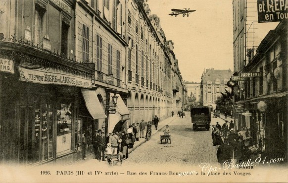 Paris-Rue-des-francs-Bourgeois-à-la-place-des-Vosges