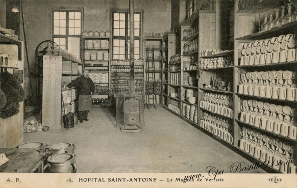 Carte-postale-ancienne-Hopital-Saint-Antoine-Le-Magasin-de-verrerie