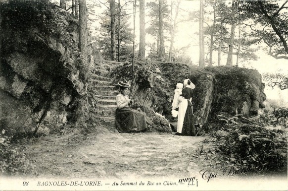 Cartes Postales Anciennes-Bagnoles-de-l'Orne-Au Sommet du roc au Chien