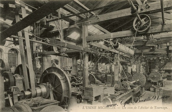 Carte Postale Ancienne de l'usine Michelin - Un coin de l'atelier de tournage