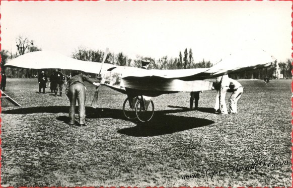 Histoire de l'aviation - 1907 Blériot sur son Blériot V vole à Bagatelle