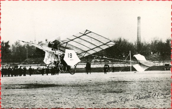 histoire-de-laviation-En-novembre-1907-la-demoiselle-N°19-de-santos-Dumont-qui-accomplit-des-vols-de-190-et-200métres