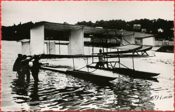 -juin-1905-G-Voisin-sur-son-planeur-Archdeacon-remorqué-par-la-rapiére-vole-150metres-à-15-metres-de-haut.