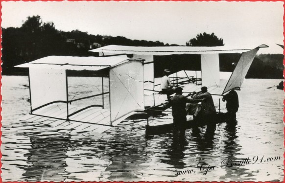1905-Hydro-planeur-Blériot-voisin-vole-remorqué-de-150metres.
