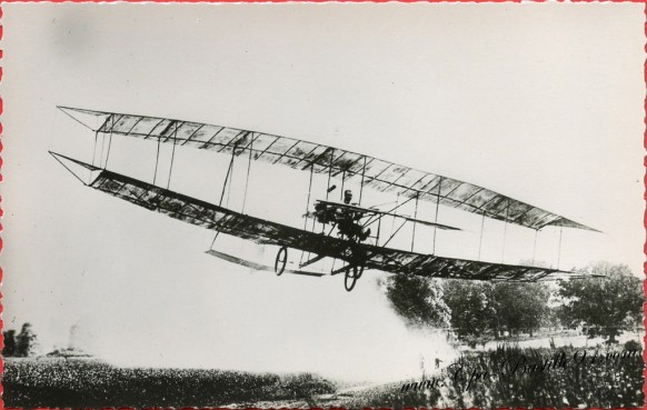 histoire-de-laviation-Le-4-juillet-1908-Le-June-Bug-piloté-par-Curtiss-vole-1000-mètres-et-gagne-la-coupe-Scientific-Américan