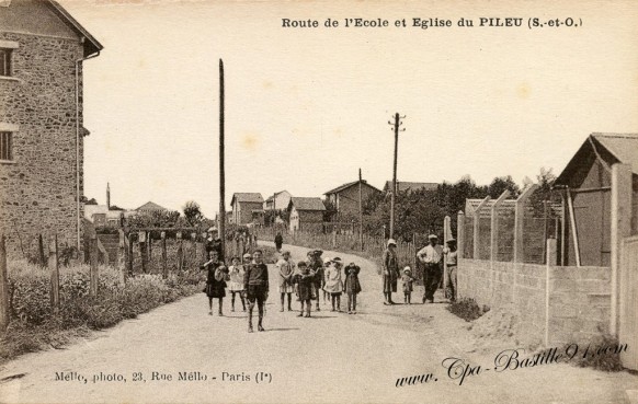 Carte Postale Ancienne - Route de l'école et église du Pileu