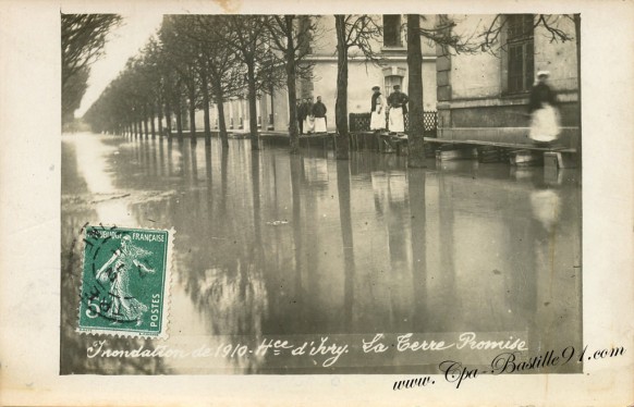 Carte Postale Ancienne - Inondation de 1910 - Hospice d'Ivry - La terre Promise