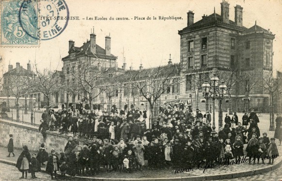 Carte Postale Ancienne - Ivry sur Seine - Les écoles du centre Place de la République