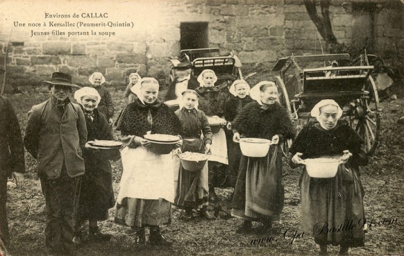 Carte Postale Ancienne - Environs de callac - Une noce à Kersallec - Jeunes filles portant la soupe