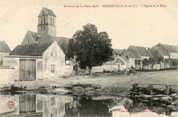 Carte Postale Ancienne - Mondeville - l'église et la Place