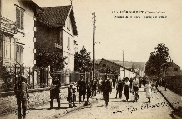 carte-postale-ancienne-Héricourt-avenue-de-la-gare-sortie-des-ouvriers