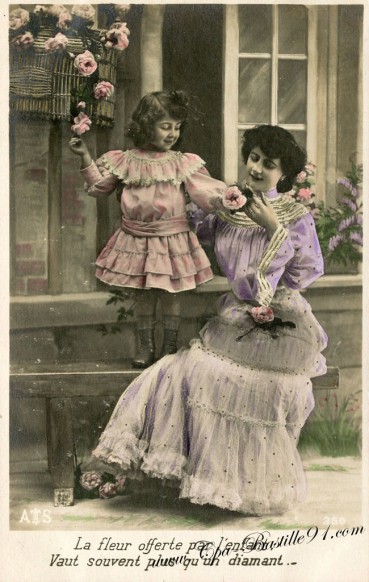 Carte postale Ancienne-La Fleur offerte par l'enfant vaut souvent plus qu'un diamant 