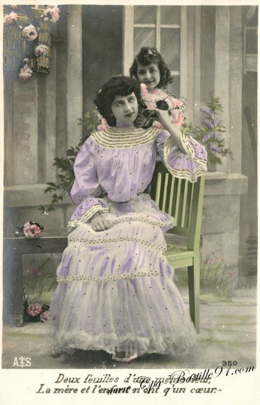 Carte postale Ancienne - Deux feuilles d'une même fleur - La mère et l'enfant n'ont qu'un Coeur