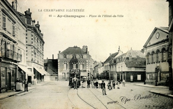 Cartes Postales Anciennes - Ay-Champagne - Place de l'hôtel de ville - Pub Picon 