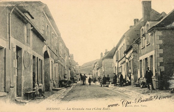 Cartes Postales Anciennes - Menou la Grande rue - coté est